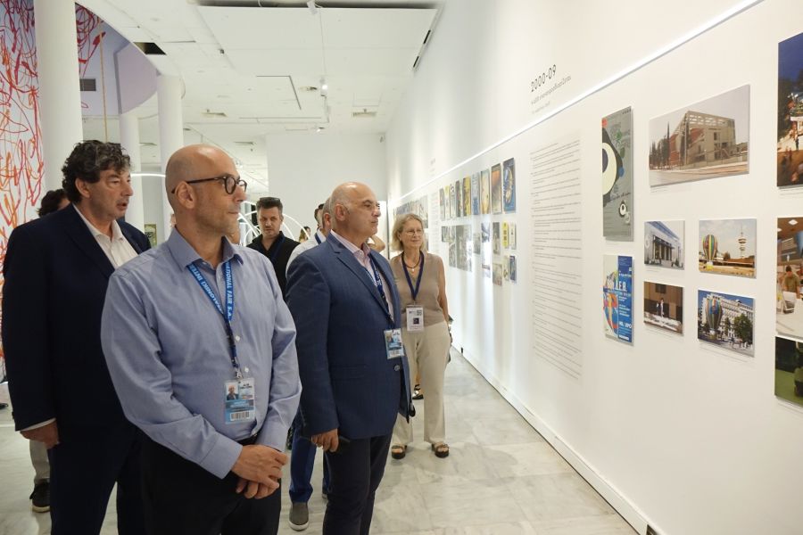 Ταξίδι στα 100 χρόνια της ΔΕΘ με το βλέμμα στο μέλλον Παρουσιάστηκε η έκθεση «ΔΕΘ 100 χρόνια μέλλον» στο MOMUS-Μουσείο Σύγχρονης Τέχνης, εντός του Διεθνούς Εκθεσιακού και Συνεδριακού Κέντρου Θεσσαλονίκης