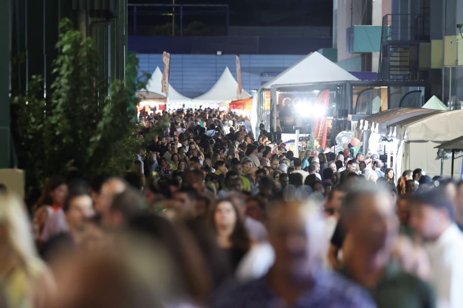 Η γαστρονομία έχει την τιμητική της στην 90ή ΔΕΘ. Ασιατικές και ελληνικές γεύσεις προσελκύουν το κοινό.