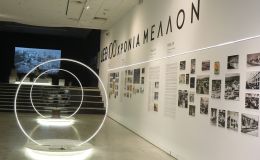 Ταξίδι στα 100 χρόνια της ΔΕΘ με το βλέμμα στο μέλλον Παρουσιάστηκε η έκθεση «ΔΕΘ 100 χρόνια μέλλον» στο MOMUS-Μουσείο Σύγχρονης Τέχνης, εντός του Διεθνούς Εκθεσιακού και Συνεδριακού Κέντρου Θεσσαλονίκης