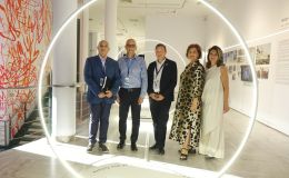 Ταξίδι στα 100 χρόνια της ΔΕΘ με το βλέμμα στο μέλλον Παρουσιάστηκε η έκθεση «ΔΕΘ 100 χρόνια μέλλον» στο MOMUS-Μουσείο Σύγχρονης Τέχνης, εντός του Διεθνούς Εκθεσιακού και Συνεδριακού Κέντρου Θεσσαλονίκης