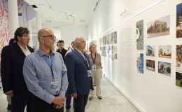 Ταξίδι στα 100 χρόνια της ΔΕΘ με το βλέμμα στο μέλλον Παρουσιάστηκε η έκθεση «ΔΕΘ 100 χρόνια μέλλον» στο MOMUS-Μουσείο Σύγχρονης Τέχνης, εντός του Διεθνούς Εκθεσιακού και Συνεδριακού Κέντρου Θεσσαλονίκης